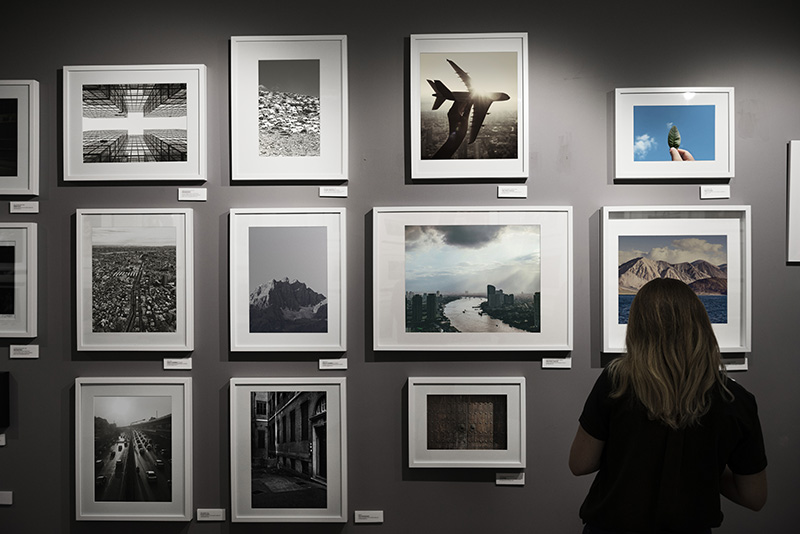 Femme entrain de regarder une exposition photo